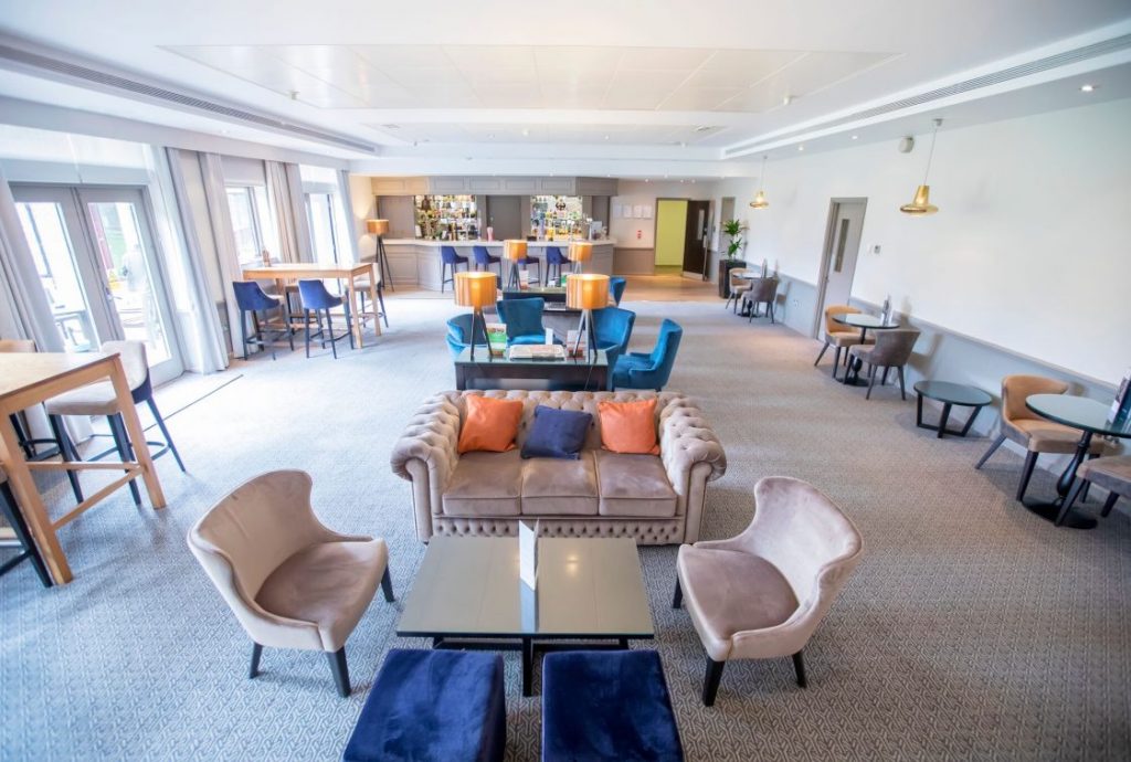 DG Denham Grove barlounge